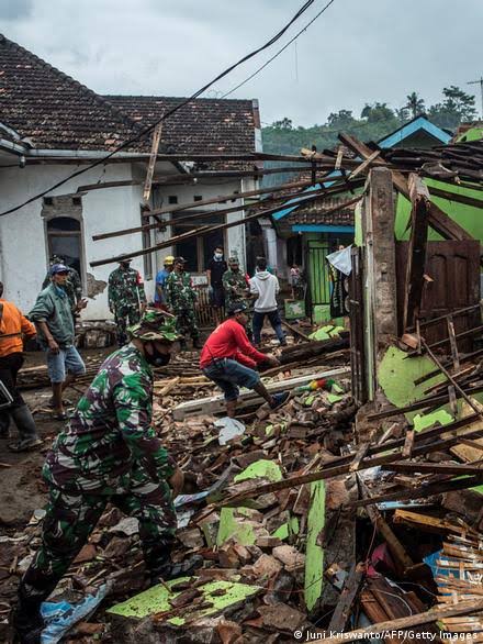 Warga mengungsi di tenda darurat