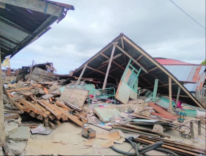 Distribusi bantuan makanan dan air